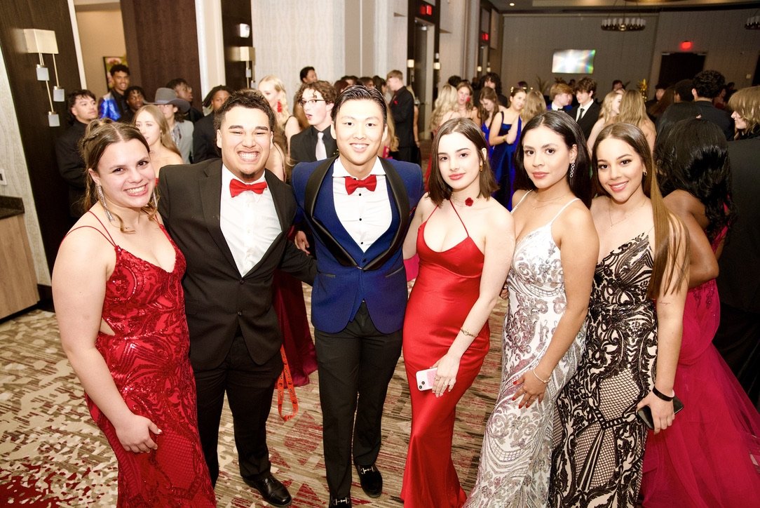 Prom group with gold balloon installation